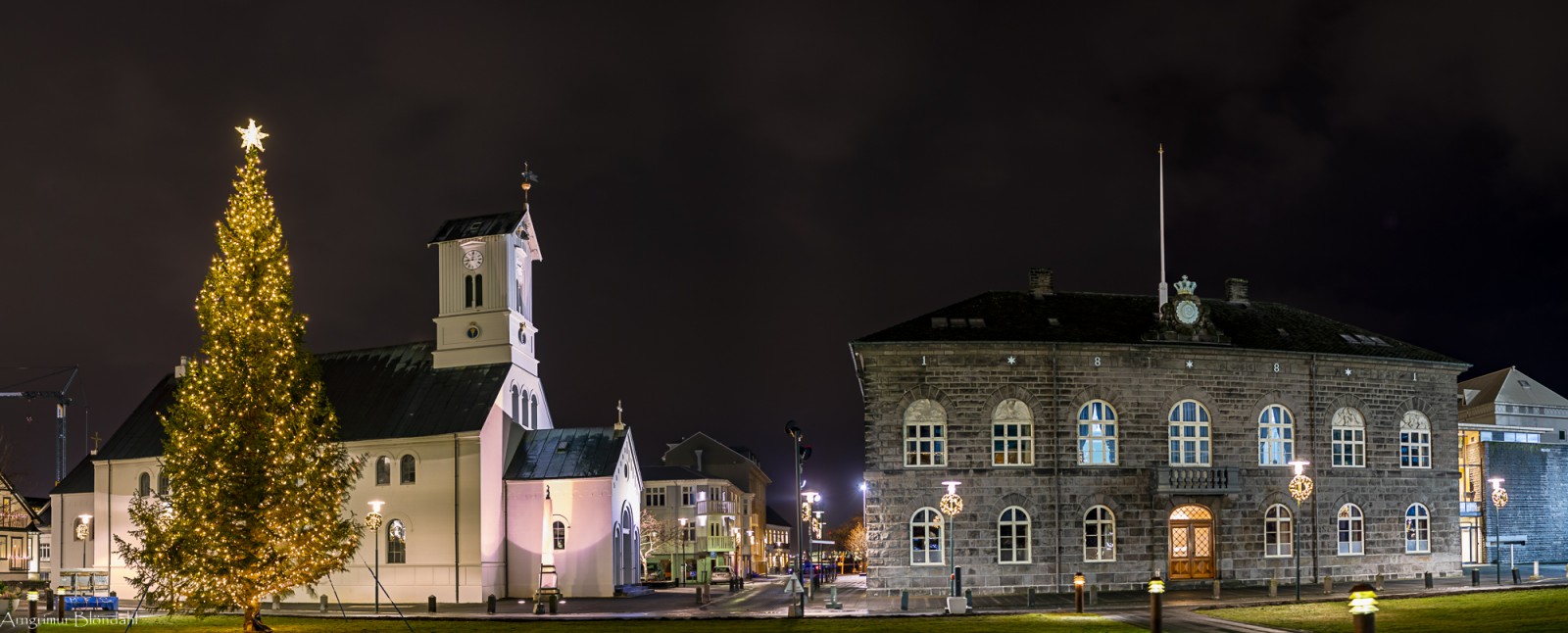 Myndin er tekin með 8 láréttum færslum. Hver staða var með 5 stakking myndum. Niðurstaðan úr þessu sett í Panorama. Reyndi að losna við bjögun en gekk ekki.